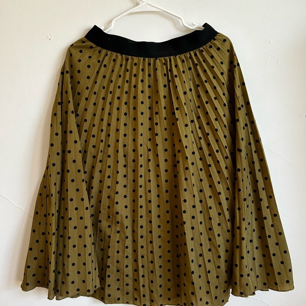 *Excellent Pre-Loved* Hem & Thread Olive Skirt with Black Dots